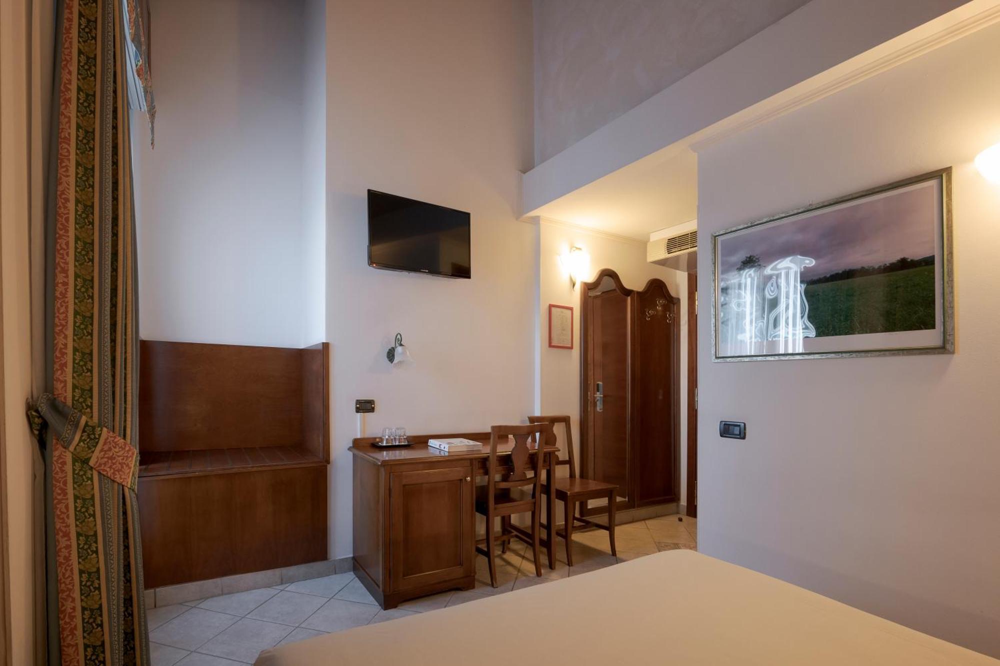 Hotel Ungheria Varese 1946 Екстер'єр фото